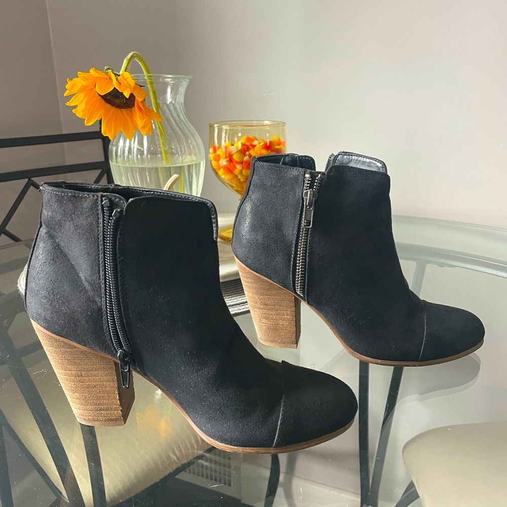 Carlos by Carlos Santana. Black suede booties. Size 6.5.